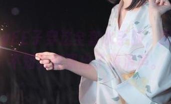 看到ElyEE子穿这全套水手服，我的脑海不知为何飘出了海浪声。
