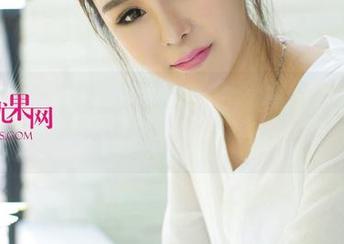 UGirls尤果网 – 李思宁的棉袜写真：一双袜子竟能美到我想捏！