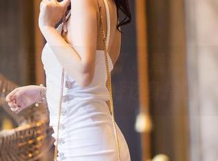 XIAOYU语画界 – 翻了杨晨晨Yome的白衬衫全套图片，直呼这身搭配没眼看