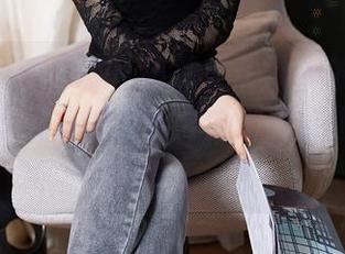 Xiuren秀人网 – 夏诗诗Sally的私房原图，穿上女仆的衣服，她会不会也变得乖乖？