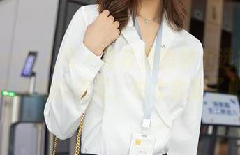 Xiuren秀人网 – 写真里的绅士选择：林文文和她的美足，也太会撩了吧！