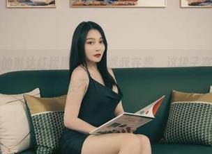 丽柜 – 免费的琳达红裙原图，虽然我在想，这裙子在路上走的时候会不会随风摇曳？