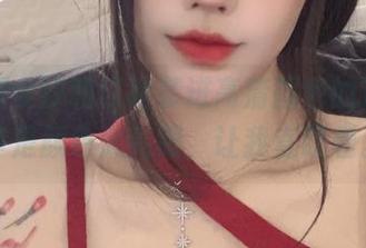有种把今汐和红裙装进高清图包的冲动，真是颜色太亮眼，让我直盯着。
