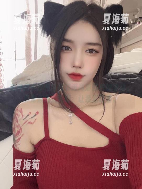 有种把今汐和红裙装进高清图包的冲动，真是颜色太亮眼，让我直盯着。