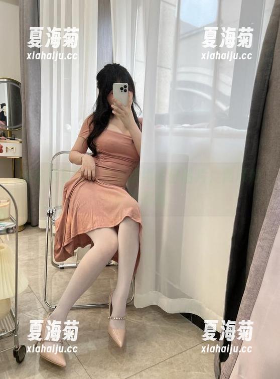 依依超级懒学姐最新约会日图片，照顾好你的眼睛
