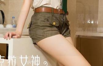 克拉女神 – 菲菲黑白写真，犹如那一片寂静的夜空，乍一看很简单，再细瞧却有星星的光芒。