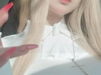 穿上纯白上衣的女主K，我可能也想要一套，免费图集求送！
