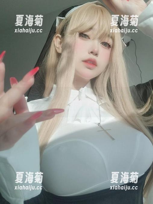 穿上纯白上衣的女主K，我可能也想要一套，免费图集求送！