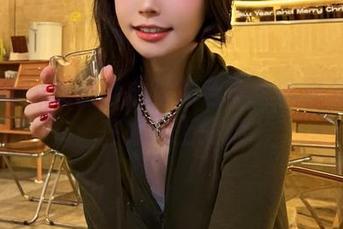 微密圈 – 妮是老虎写真合集：试图优雅坐在板凳上的她