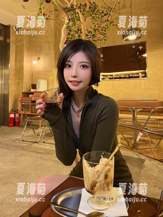微密圈 - 妮是老虎写真合集：试图优雅坐在板凳上的她
