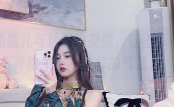 小小奶瓶儿与透明的交融，让图库中的写真散发出不一样的气息。