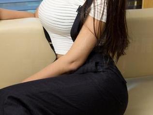 尤果网 – 高质量高清壁纸，倪叶腾的女王霸气都快溢出来了！