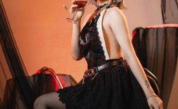 屿鱼的樱花泳装美图合集，心中的小鹿都被窝里吃醋了！