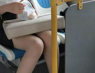 异思趣向 – 平底鞋与定制的绝妙结合，姗姗为何选择透明之道？来吧，图集中慢慢品味。