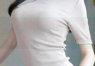 推女神 – 何晨曦的在线图集，每次都像在阅读一本新剧本，剧情跳跃着，挺逗的。