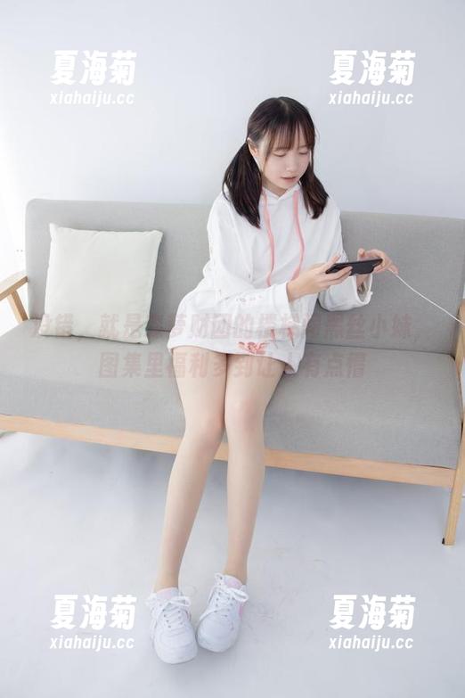 没错，就是森萝财团的楼梯间黑丝小妹，图集里福利多到让人有点懵