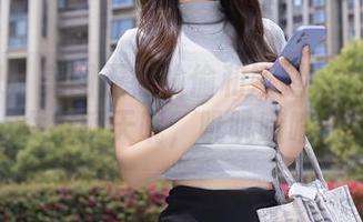 秀人网 – 美图正在偷偷和娜露selena的女友聊天呢，叽叽喳喳！