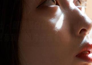 蜜桃社 – 原图很白丝，但萌美Moemi的神情更有戏！图片快来看谁的滤镜更强！