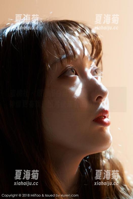 蜜桃社-萌美Moemi 蜜桃社 - 原图很白丝,但萌美Moemi的神情更有戏!图片快来看谁的滤镜更强!