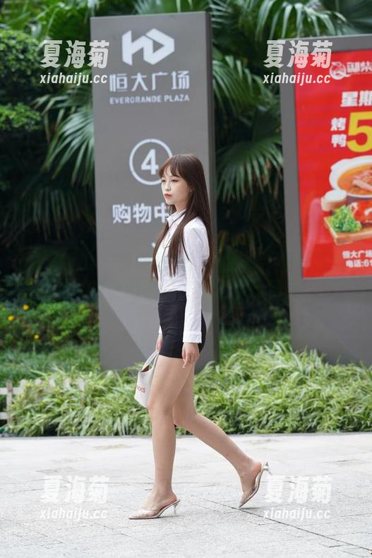 魔镜街拍-婷婷 魔镜街拍 - 婷婷私拍:白色吊带裙和黑丝美腿的使用说明,别是自己动手。