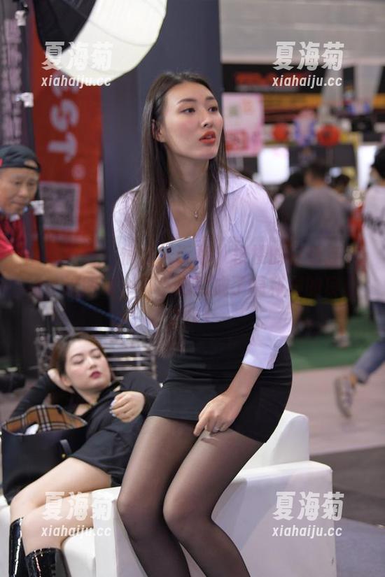 魔镜街拍 - 悄悄告诉你，楼楼的白色连衣裙，这图集一不小心就成了福利界的良心之作！