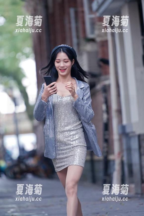 魔镜街拍：原图与套图——小背心短裙间的命运交织