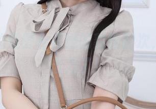 图片里的鹿野希和她的豹纹胖次，太具冲击力了！